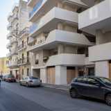 Si trova al civico 87 di via Traetta e, visto dall�esterno, sembra un condominio come tanti. Il bianco dei muri si alterna alle vetrate che scandiscono la facciata...